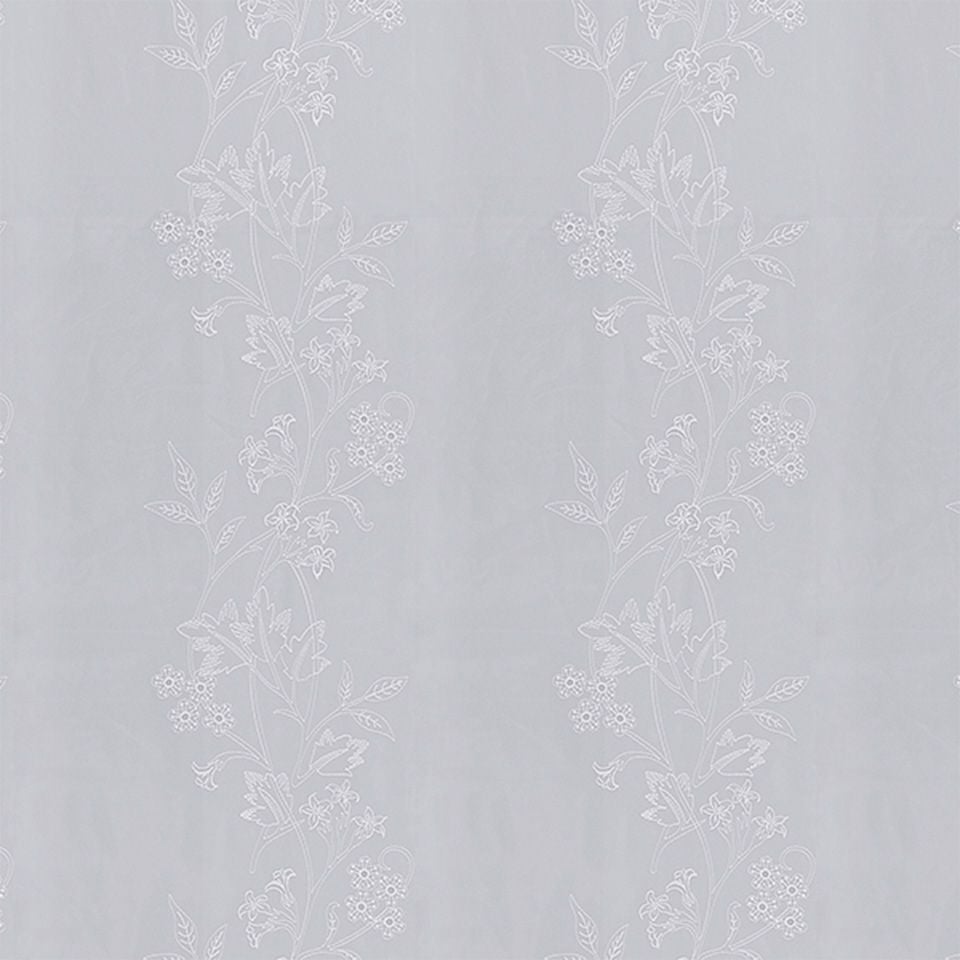 生地画像／植物の上下の重なりを刺繍のステッチを使い分けて奥行を表現しています