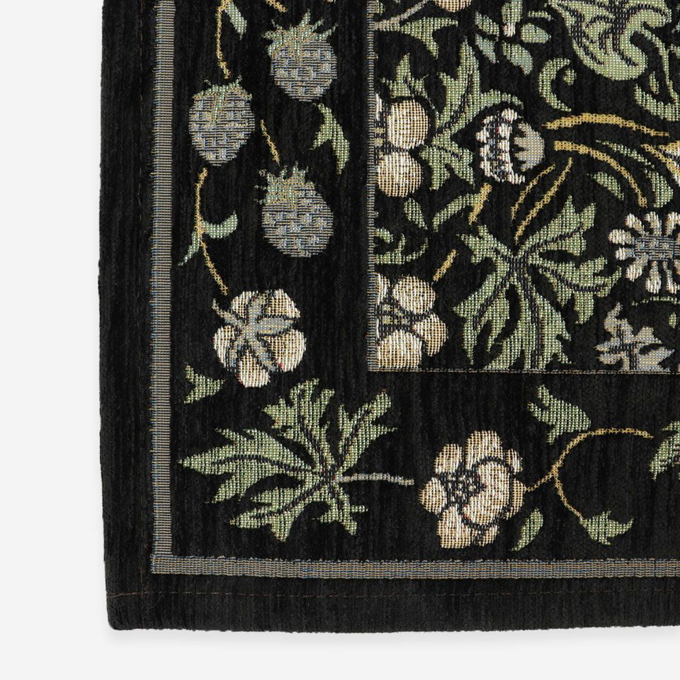 モリスの別荘であるケルムスコット・マナーでいちごをついばむツグミを見て描いたデザインです(カラー：ブラック)