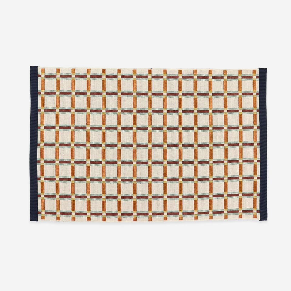 表面／カラー：アイボリー／38cm×59cm／玄関や洗面、観葉植物の足元、棚の上など、ちょっとしたスペースをさっと整えるミニマットです