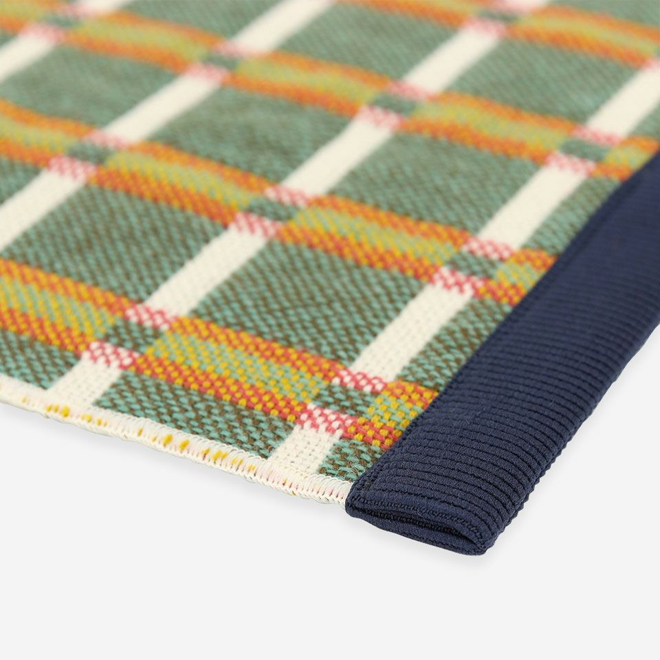 裏面／再生可能な天然素材・ウールの魅力を引き出すために、色の深みややわらかな風合いが引き立つ織りにこだわりました