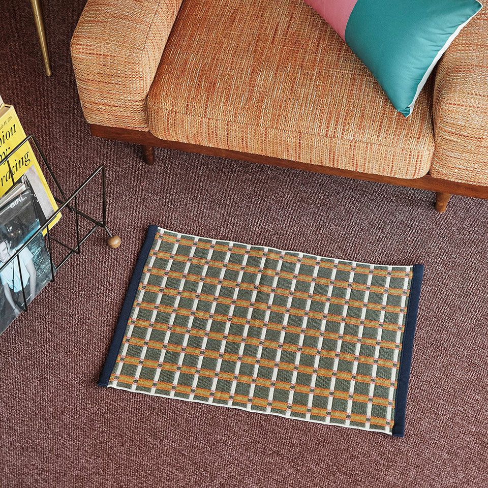 椅子の前やベッドサイドに敷いておくと、立ち座りの動作がやさしく感じられます