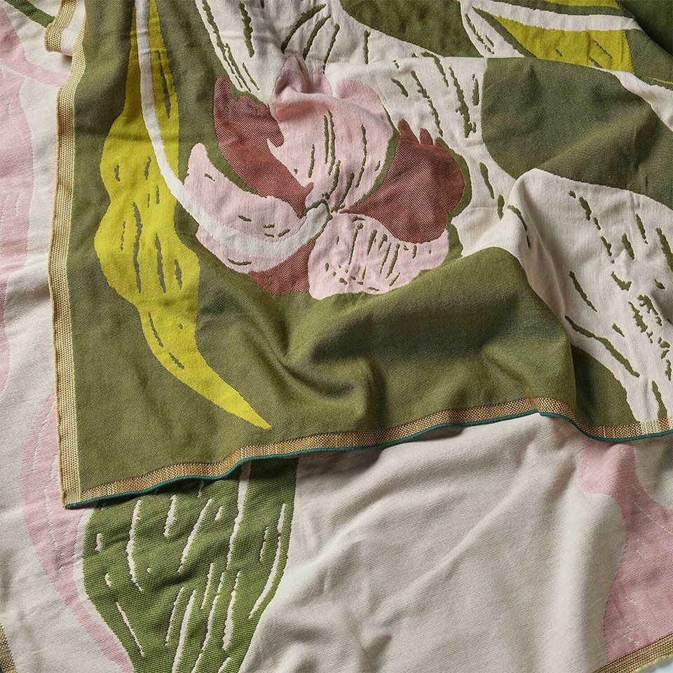 綿100%素材のマルチカバーで、繊維自体に空気が通りやすい性質があるので冬はふんわりと暖かく夏はさらりと心地よいといった特徴があります