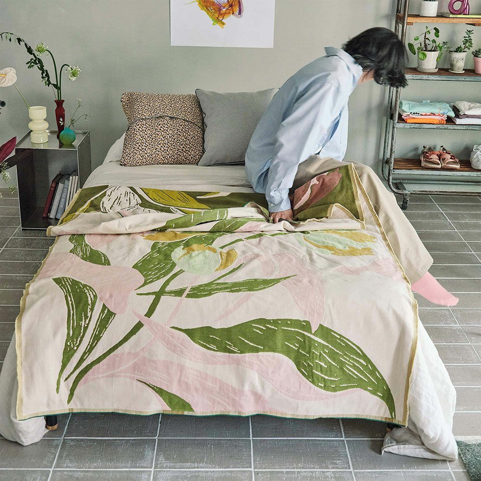 大判なのでシングルやダブルベッドのカバーやソファカバーにもちょうどいいサイズです