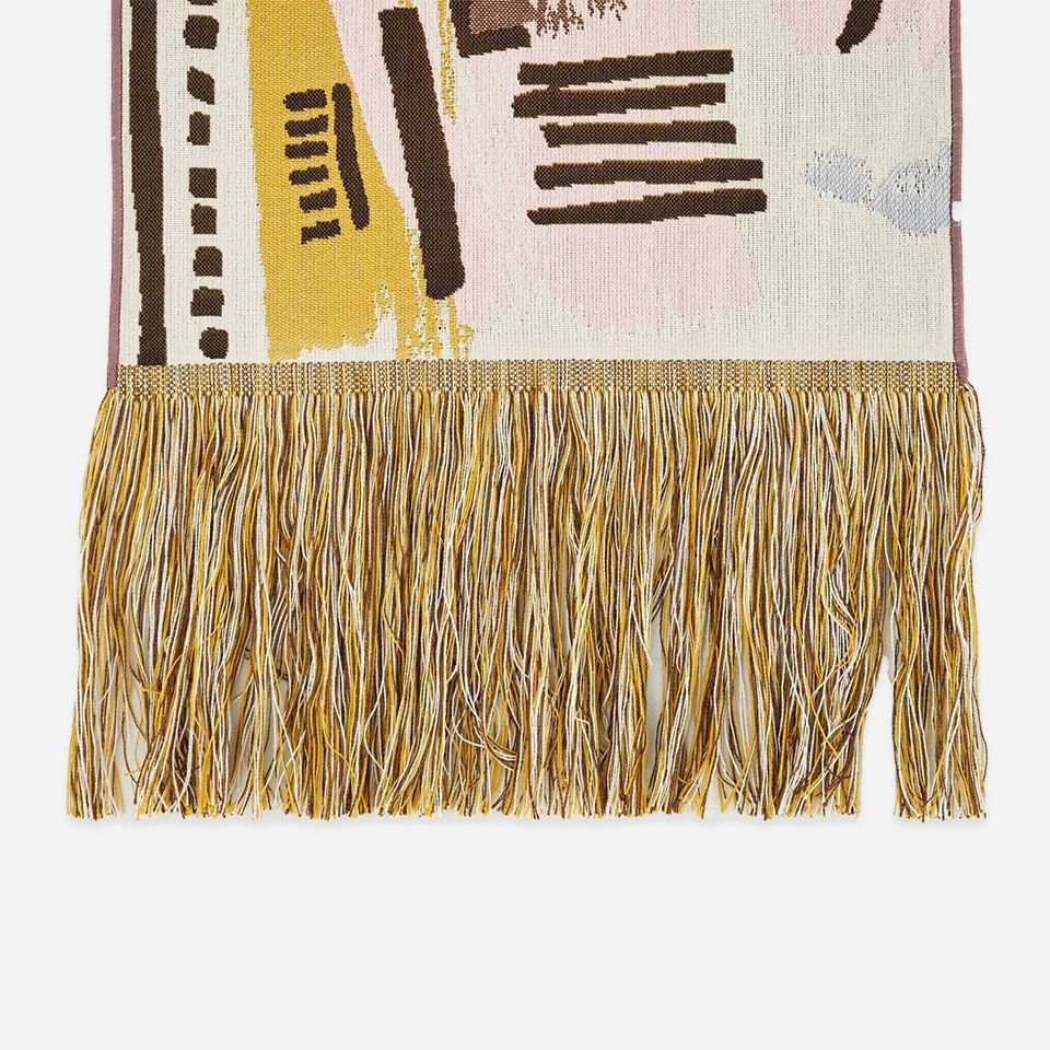 長いフリンジもタペストリーのアクセントになっています