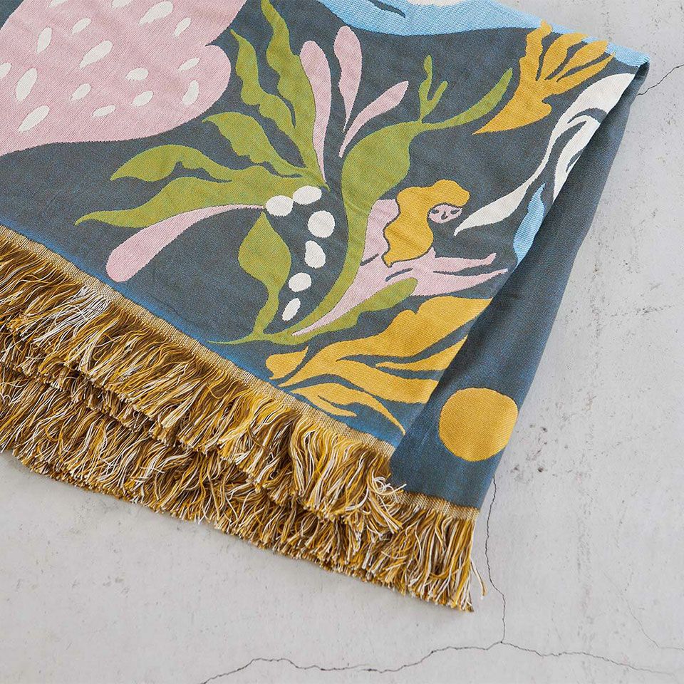 「夜に地面に寝そべったときの大地と溶け込むような感覚」を動物や森の風景など具象的なモチーフを通してポエティックに描きました