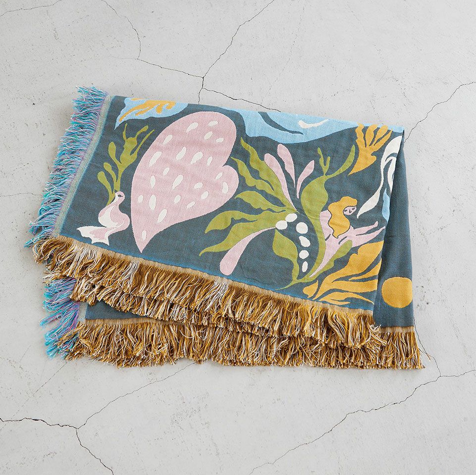 あると、思った以上に出番が多いハーフブランケットは、軽くて持ち運びやすく、様々なシーンで活躍します