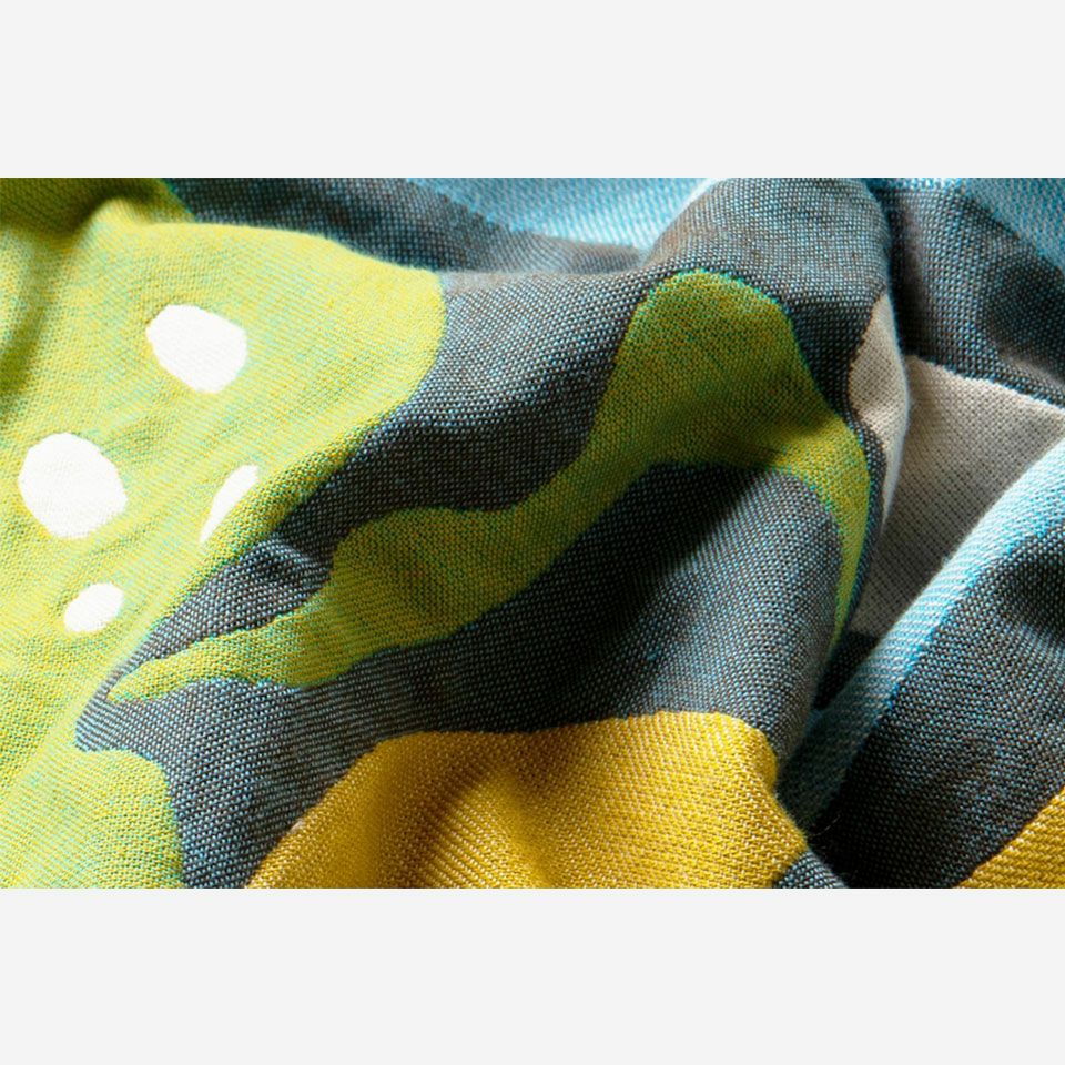 「風通織り」という生地を重ねた合わせる様な織り方で作ることで、マルチクロスの内部に空気を含んだフカフカとした質感になっています