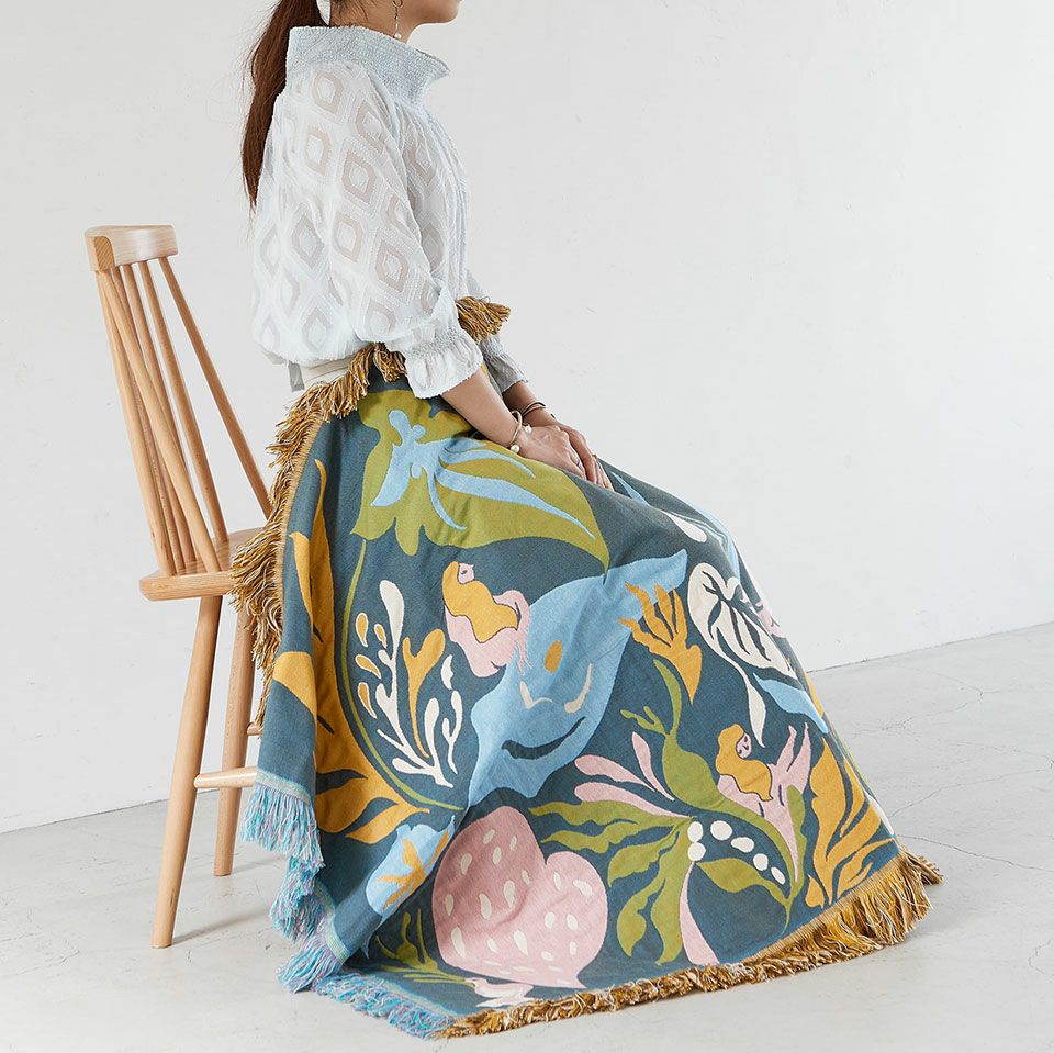 寒い時にブランケットとして膝に掛けたり羽織るのに丁度いいサイズです