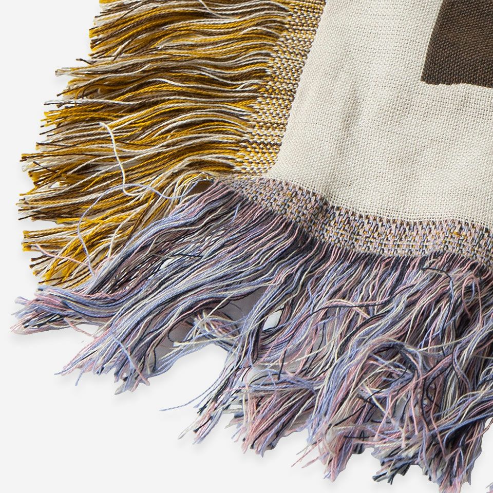 使用されている糸のフリンジがアクセントになっています※糸が抜けやすくなるため、フリンジ部分を無理に引っ張ったり、ほぐしたりしないでください