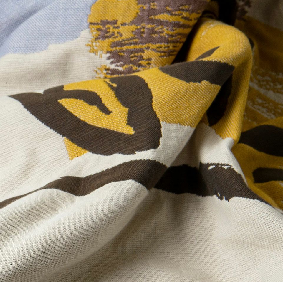 「風通織り」という生地を重ねた合わせる様な織り方で作ることで、マルチクロスの内部に空気を含んだフカフカとした質感になっています