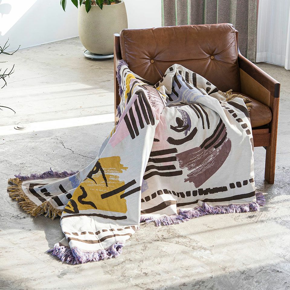 往年のアーティストの作品を見た時の恋に落ちる感覚をスケッチに色を重ねる様に描き、恋をして世界が色づくような感覚を表現しています