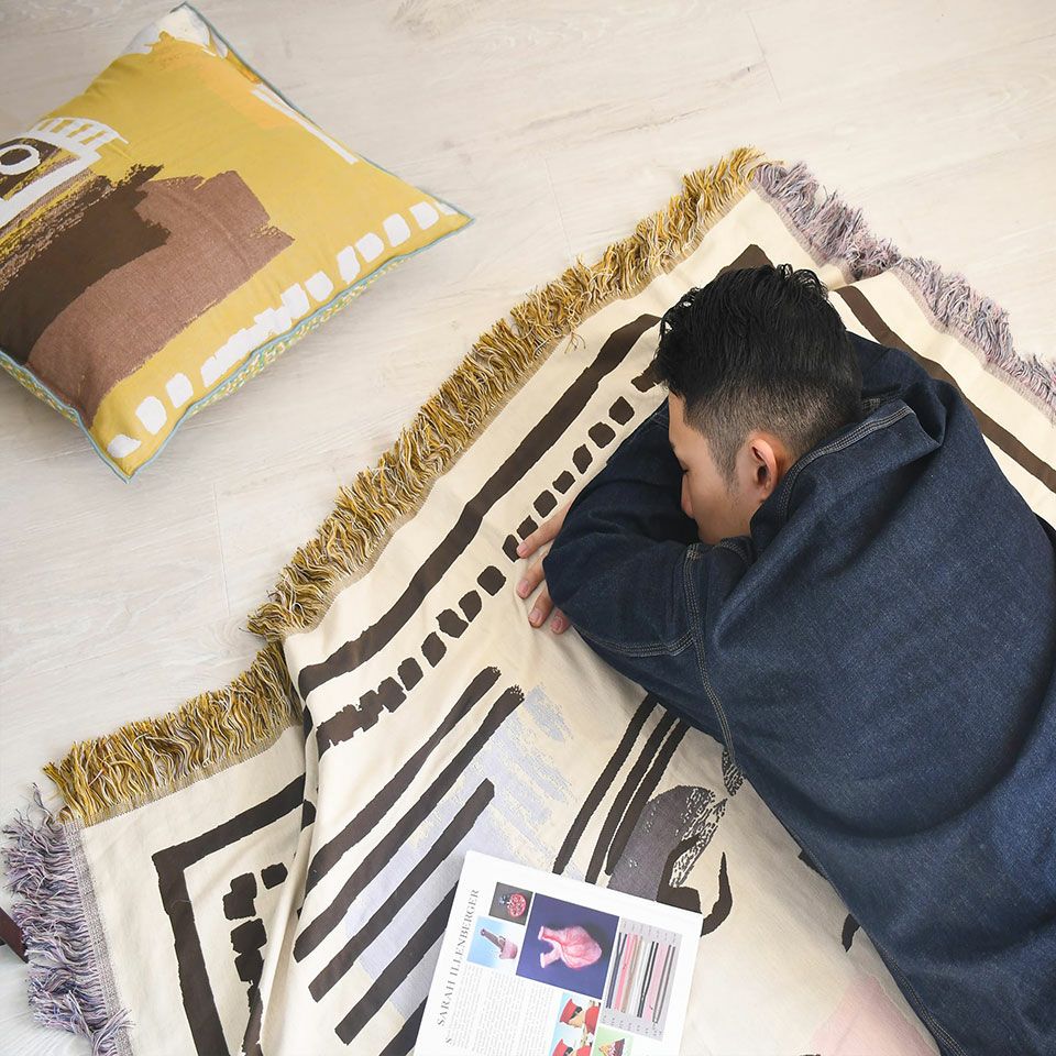 繊維自体に空気が通りやすい性質があるので冬はふんわりと暖かく夏はさらりと心地よいといった特徴があります