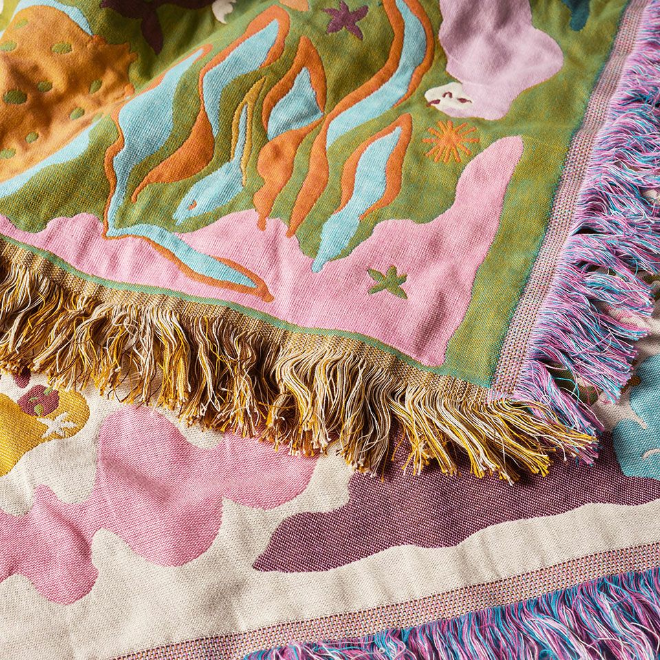 「風通織り」という生地を重ねた合わせる様な織り方で作ることで、マルチクロスの内部に空気を含んだフカフカとした質感になっています