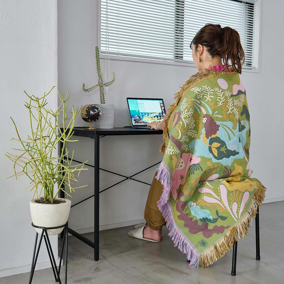 朝のコーヒー時間や映画タイム、デスクワーク中のひざ掛けにもおすすめです