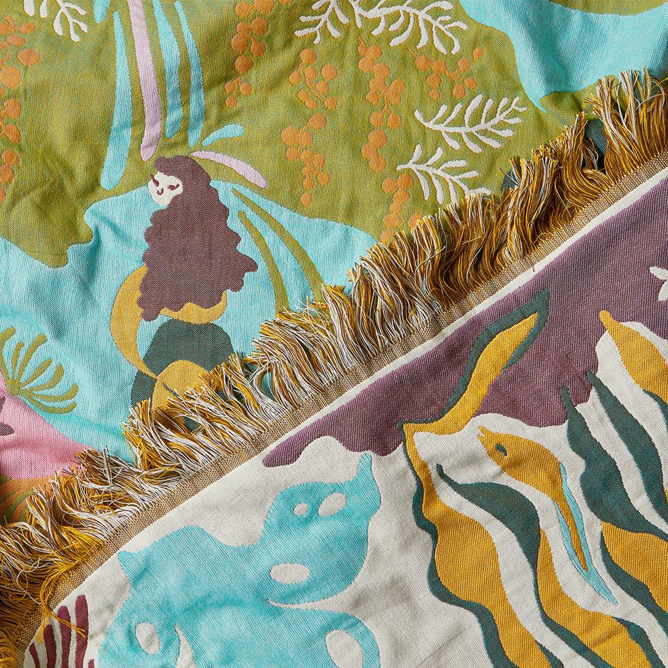 童話に出てくる人魚の入り江から着想を得ており、絵本が一枚の絵になったように小さなストーリーが隠れているデザインです