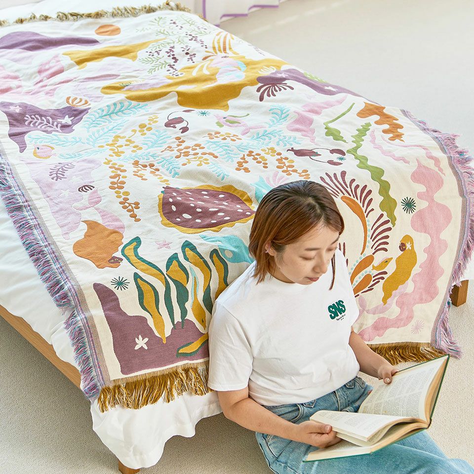 繊維自体に空気が通りやすい性質があるので冬はふんわりと暖かく夏はさらりと心地よいといった特徴があります