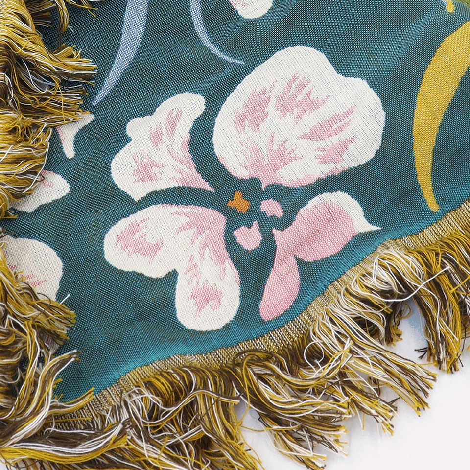 「風通織り」という生地を重ねた合わせる様な織り方で作ることで、マルチクロスの内部に空気を含んだフカフカとした質感になっています