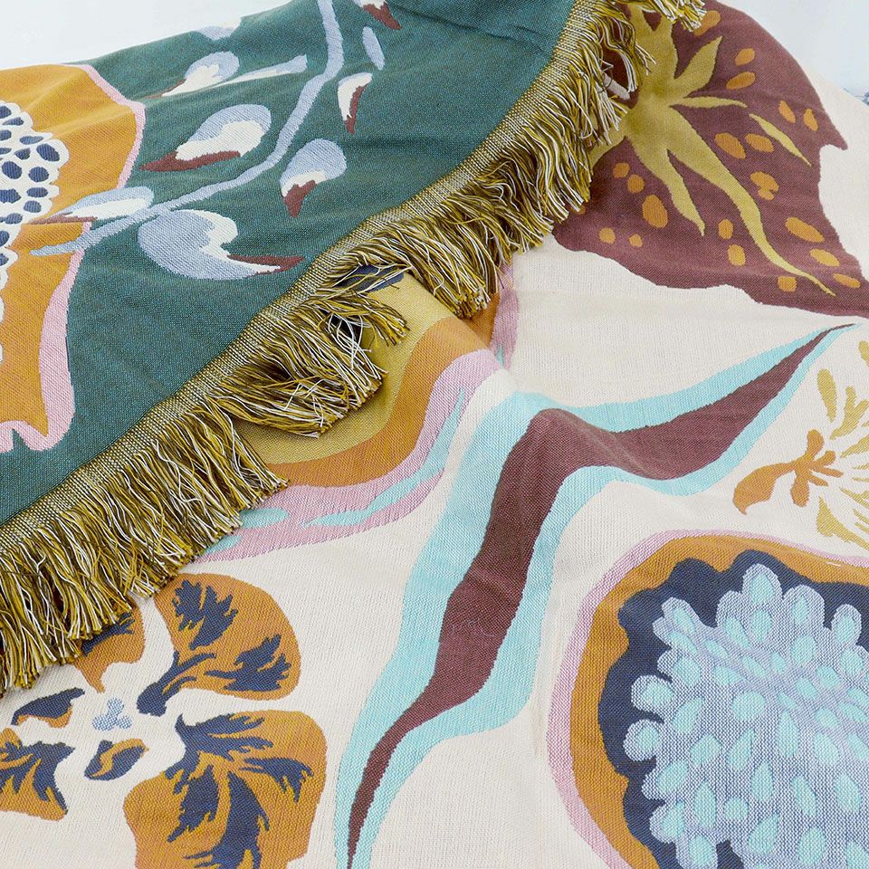 綿100%素材のブランケット、綿は毛先が丸いので肌触りが心地よいのが特徴です