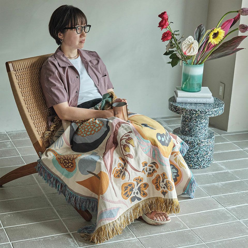 寒い時にブランケットとして膝に掛けたり羽織るのに丁度いいサイズです