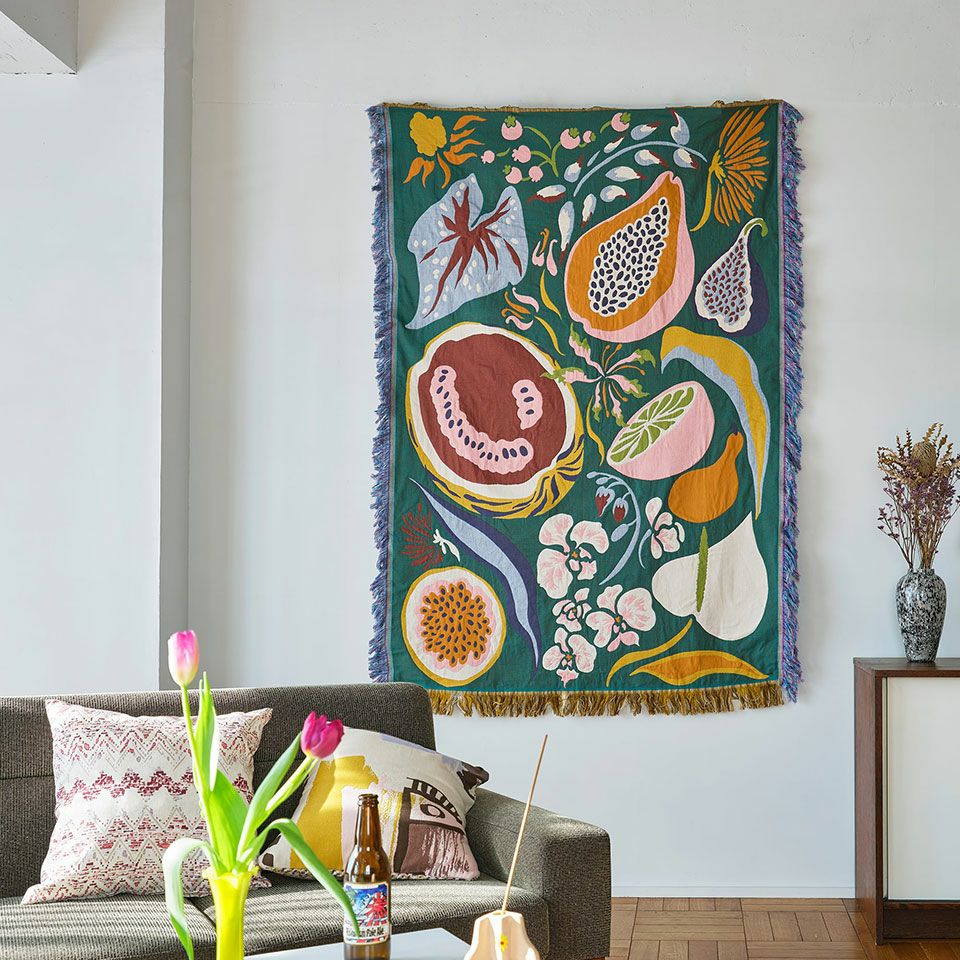 楽園をイメージして生命を感じるみずみずしいモチーフをのびのびと描き、音楽に身体をゆだねた時のような軽やかな感覚を明るいトーンで表現しています