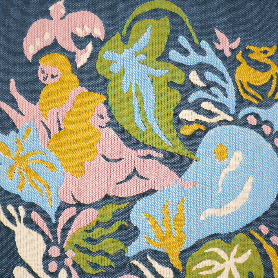 「夜に地面に寝そべったときの大地と溶け込むような感覚」を動物や森の風景など具象的なモチーフを通してポエティックに描きました