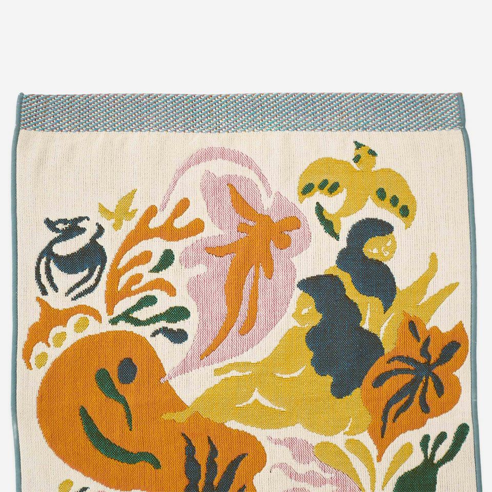 筒状部分の左右から画びょうを入れて壁に止めると簡単にきれいに飾れることが出来ておすすめです