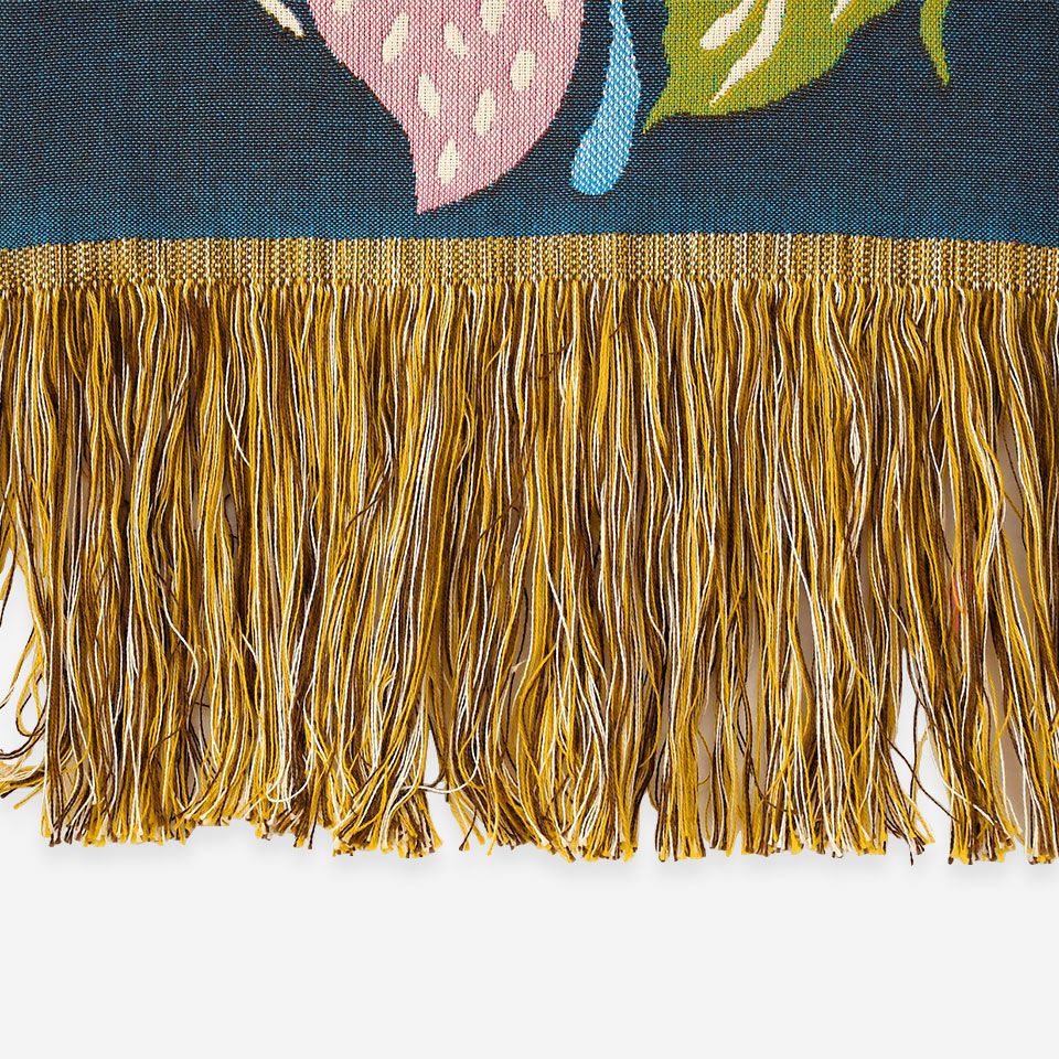 長いフリンジもタペストリーのアクセントになっています