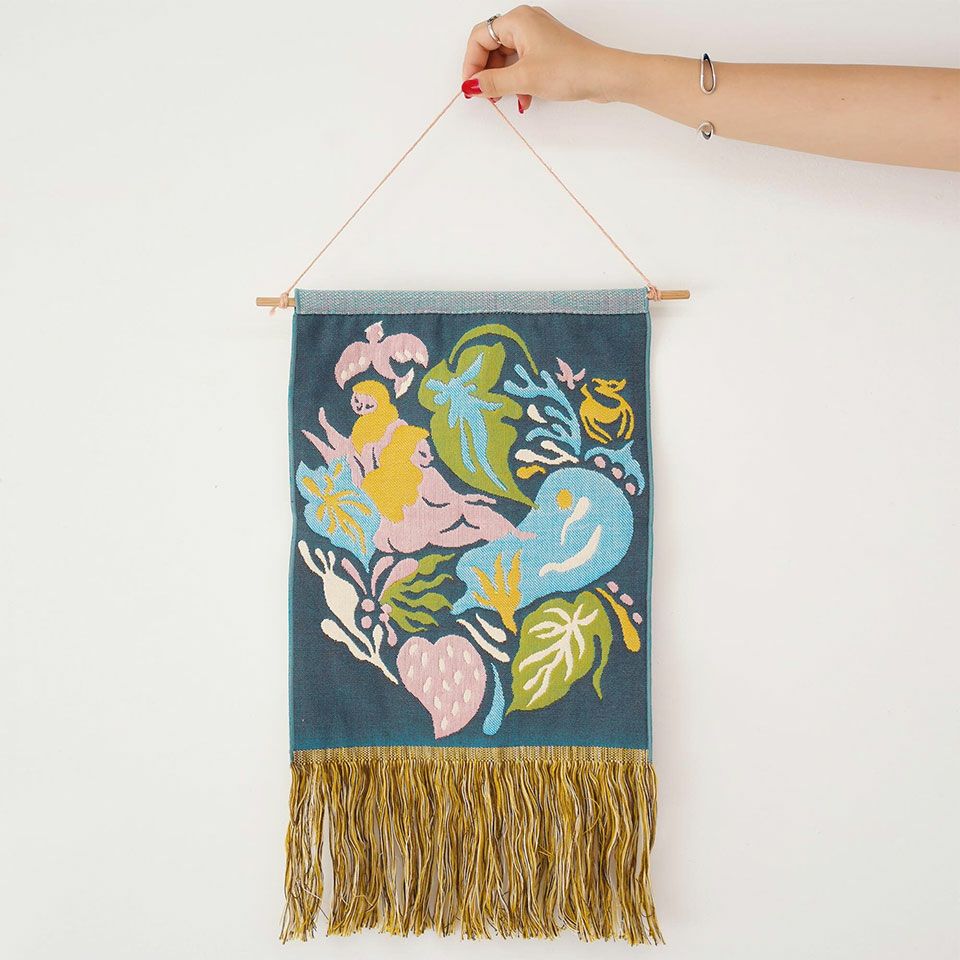 上部に細い棒を入れて紐で吊って頂く事も可能です