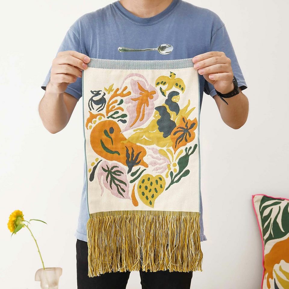 表は夜の風景を、裏はカラフルにして日中の楽しさを、地球の1日に包まれるような配色となっています