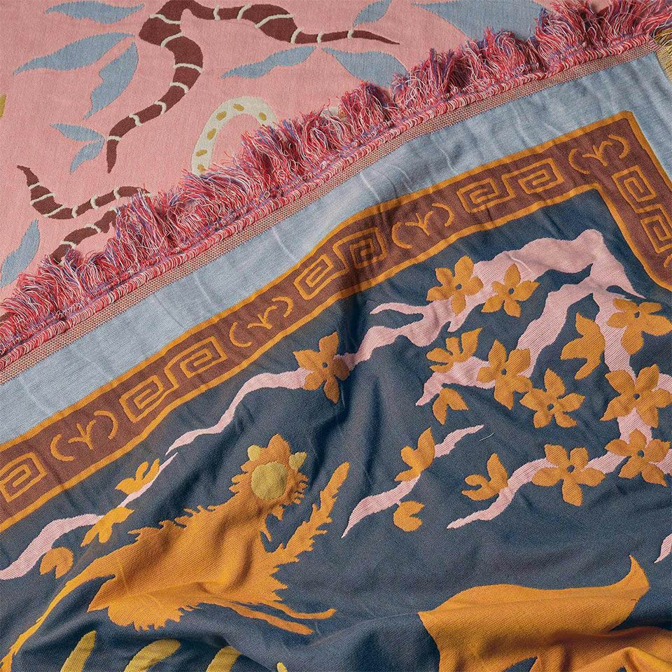 表と裏で雰囲気がガラッと変わるのでお部屋のインテリアや気分に合わせて変化が付けられるも特徴です