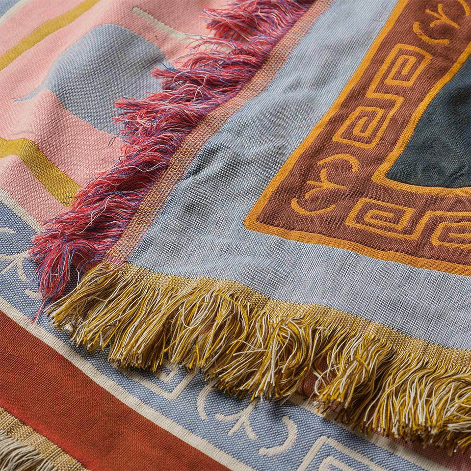 使用されている糸のフリンジがアクセントになっています※糸が抜けやすくなるため、フリンジ部分を無理に引っ張ったり、ほぐしたりしないでください