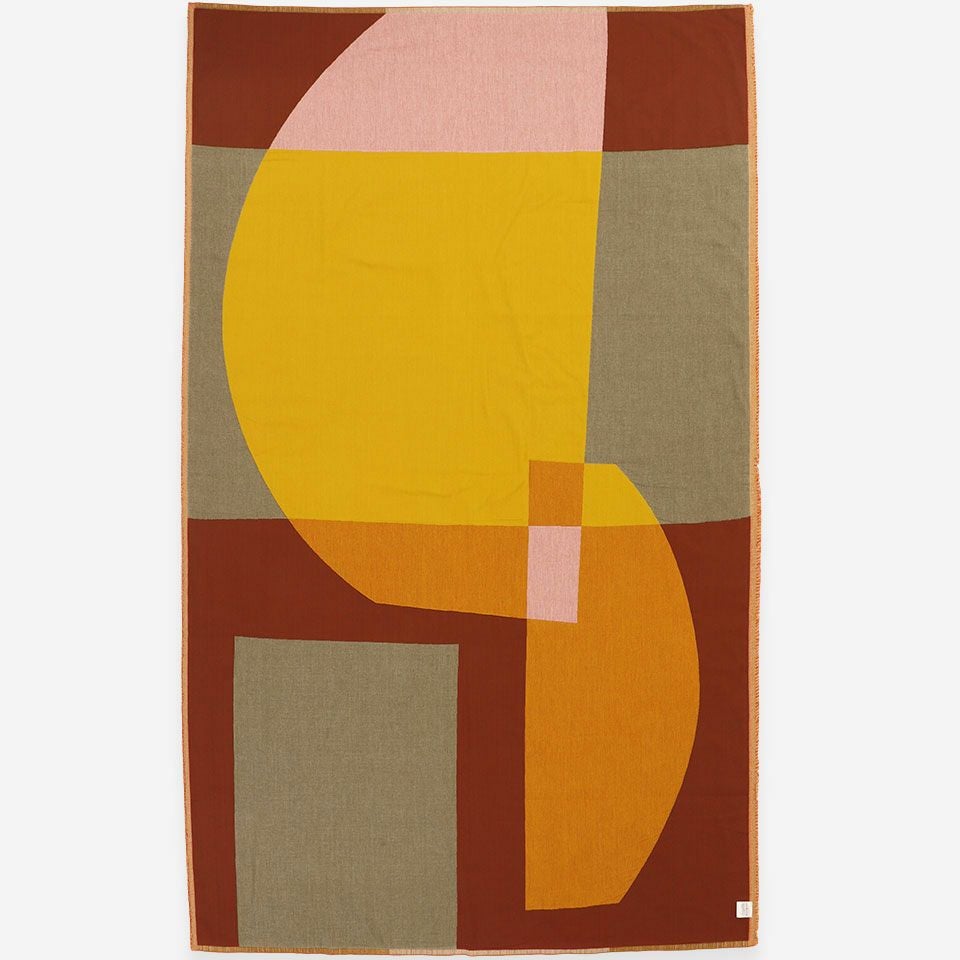 裏面／カラー：レッド／表と裏で配色が変わるリバーシブルのデザインとなっています