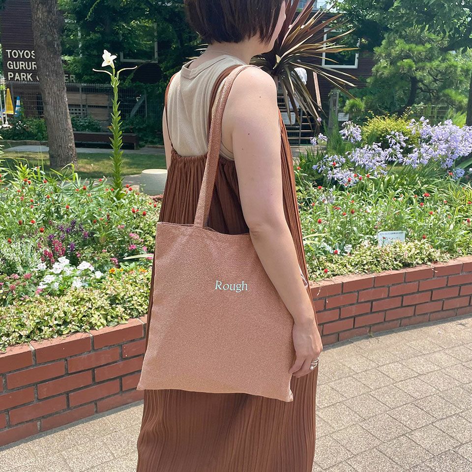 持ち手が長く肩掛けしやすく、A4サイズもすっぽり入る大容量で、毎日の通勤やおでかけに便利です