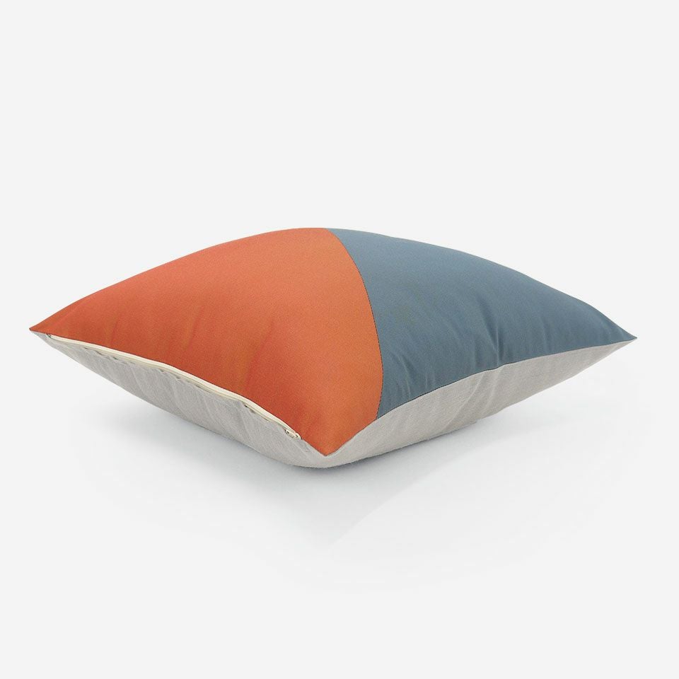 表面と裏面の異なるデザイン／周囲は縫い合わせ仕様でシンプルな仕上がり／表面カラー：オレンジ／裏面カラー：ダークグレー