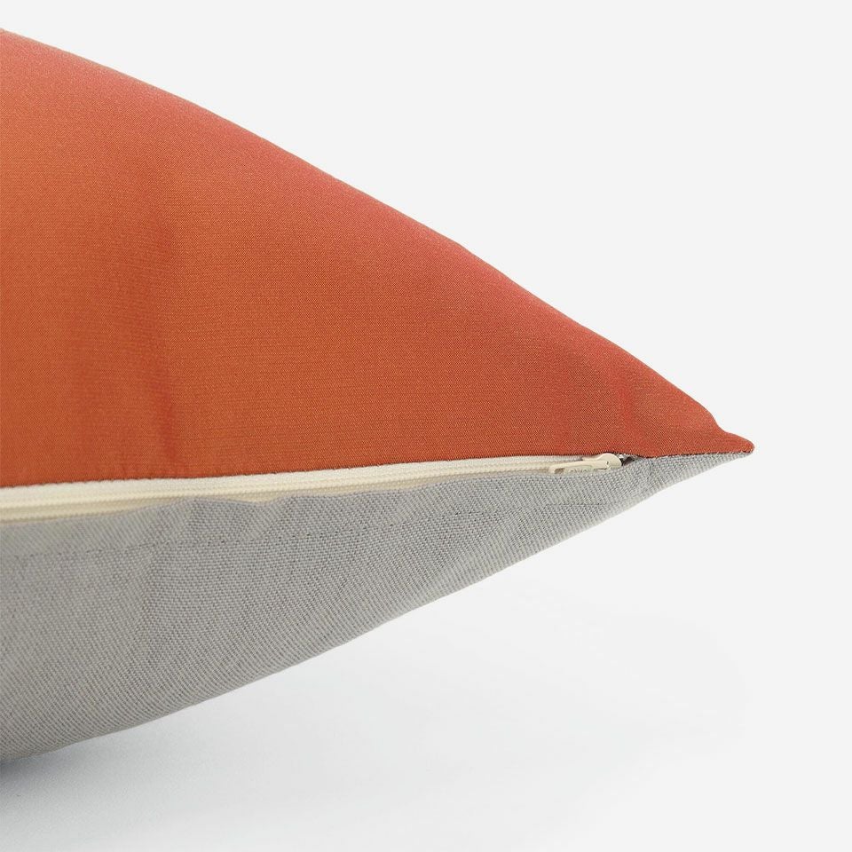 生地の色目に合わせたファスナー色を使用し、ファスナー部分に生地を片側から被せています