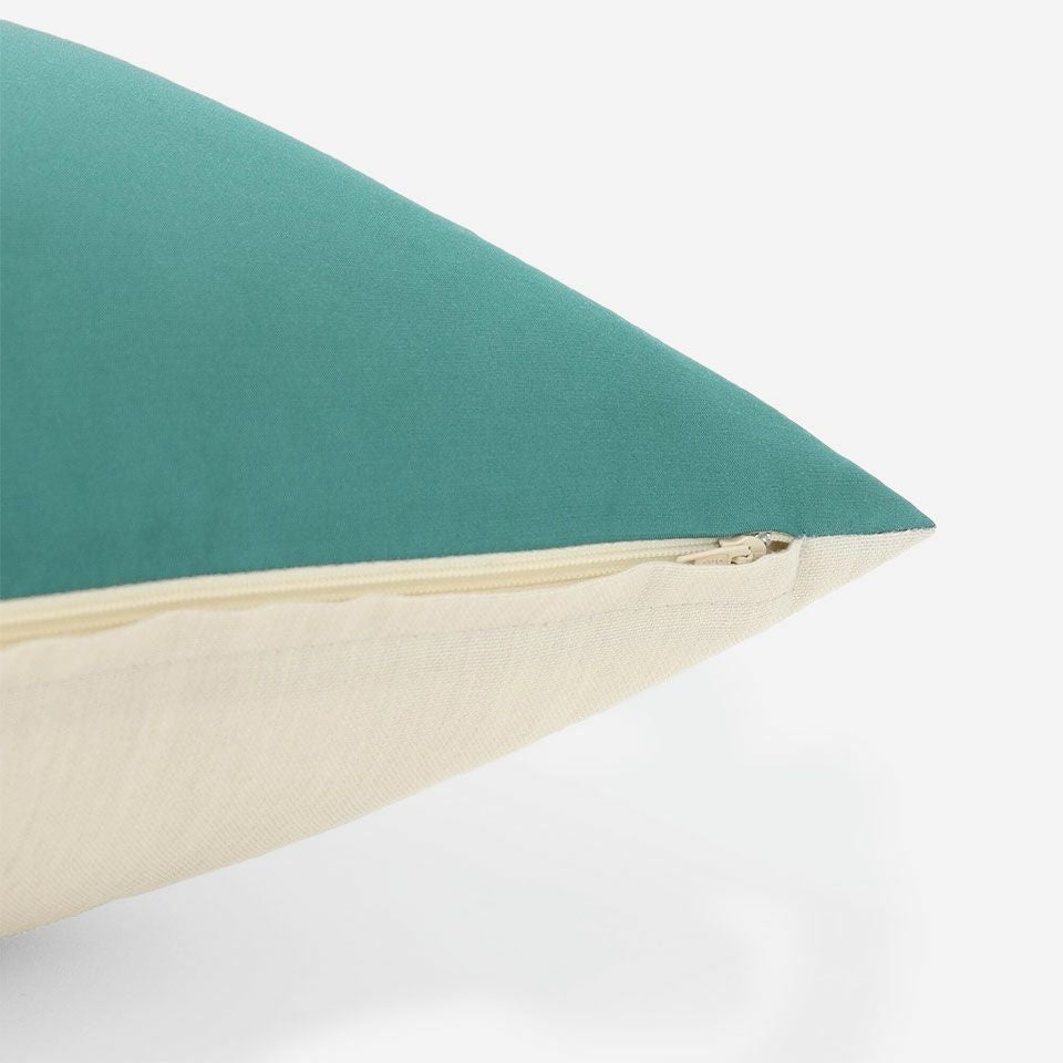 生地の色目に合わせたファスナー色を使用し、ファスナー部分に生地を片側から被せています