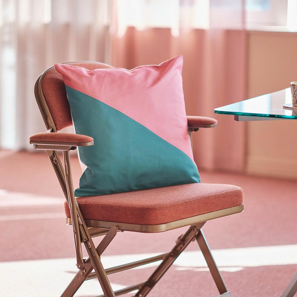 ジオメトリックにファブリックを繋げたクッションカバーです