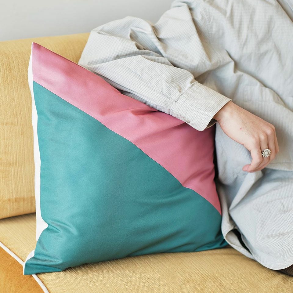 繊細な生地を大胆にカッティングして丁寧に縫い合わせることでリズミカルなデザインを作りました