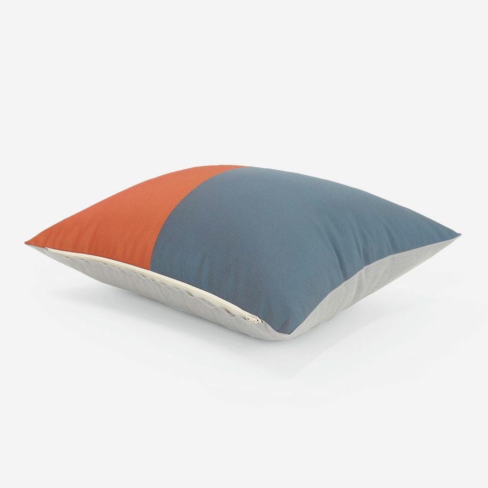 表面と裏面の異なるデザイン／周囲は縫い合わせ仕様でシンプルな仕上がり／表面カラー：オレンジ／裏面カラー：ダークグレー