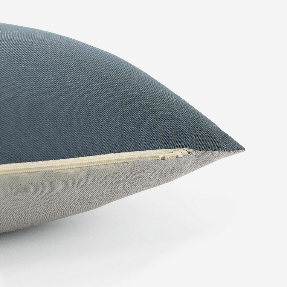 生地の色目に合わせたファスナー色を使用し、ファスナー部分に生地を片側から被せています