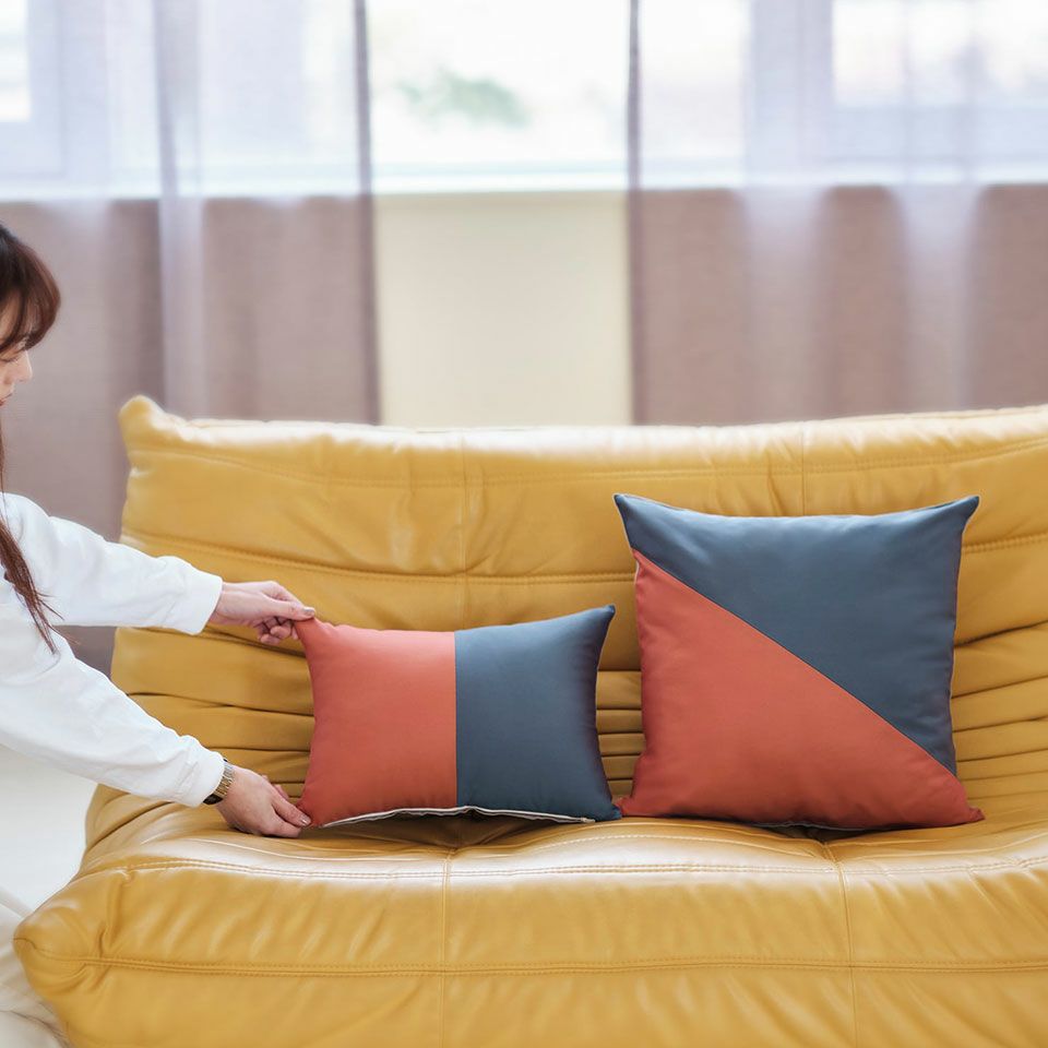 繊細な生地を大胆にカッティングして丁寧に縫い合わせることでリズミカルなデザインを作りました