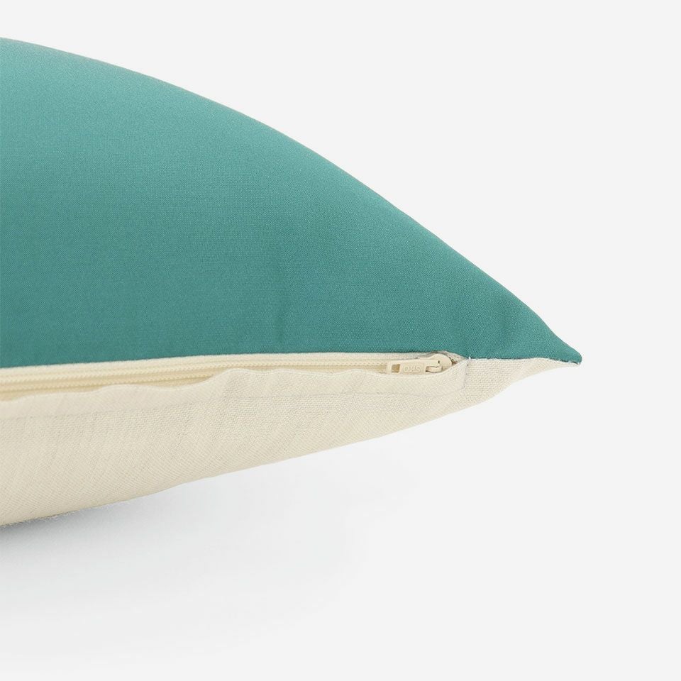 生地の色目に合わせたファスナー色を使用し、ファスナー部分に生地を片側から被せています