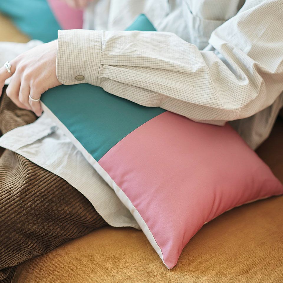 繊細な生地を大胆にカッティングして丁寧に縫い合わせることでリズミカルなデザインを作りました