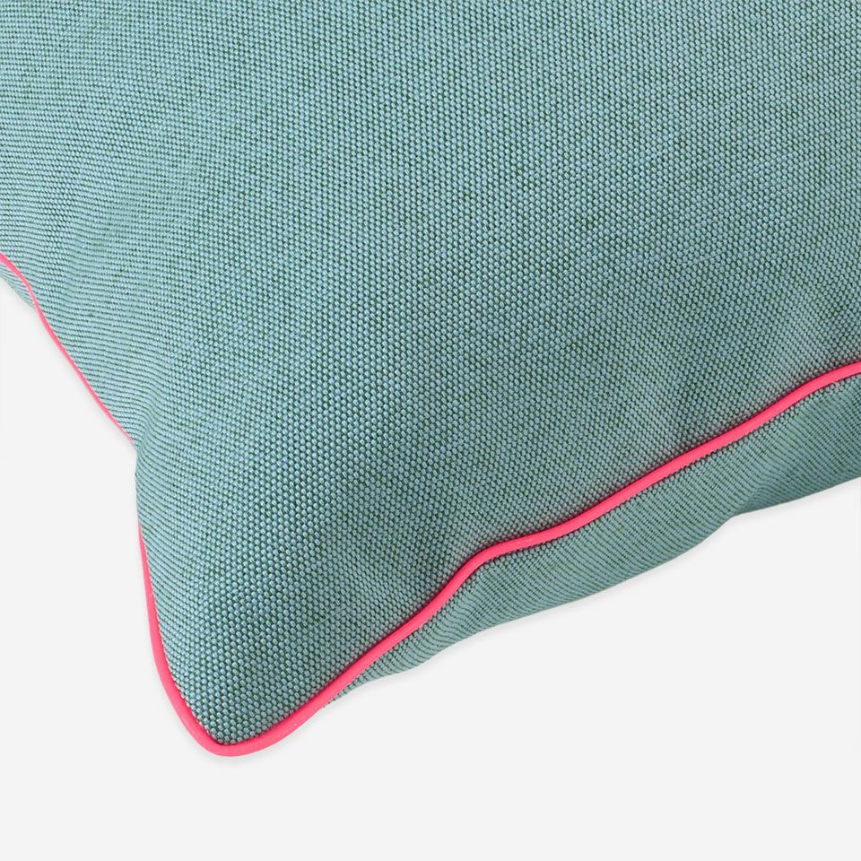 表面と裏面は共生地です／ピンク色のパイピングをつけています