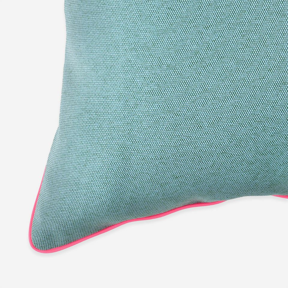 ツルっとした光沢のあるシリコン素材を使ってパイピングでアクセントをつけたデザインです