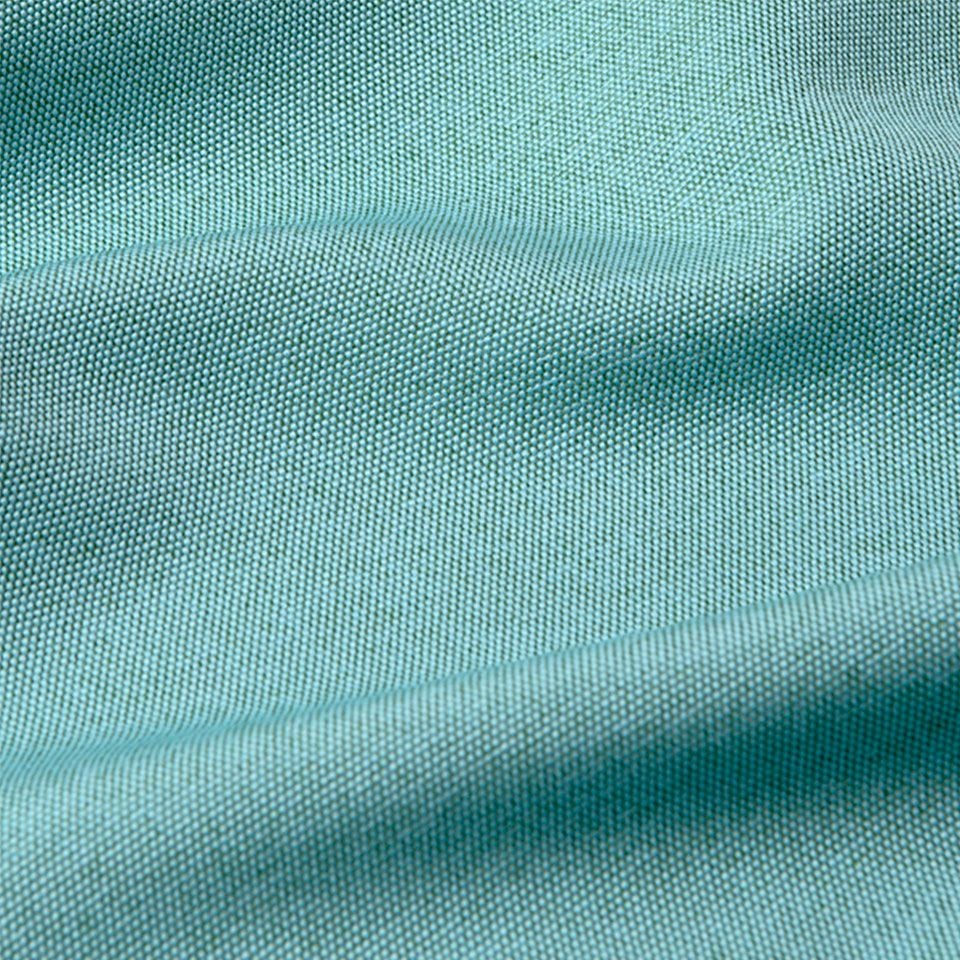 北欧家具のやわらかなデザインや色味に合う様に糸から開発したオリジナルの生地はナチュラルでドライな質感です