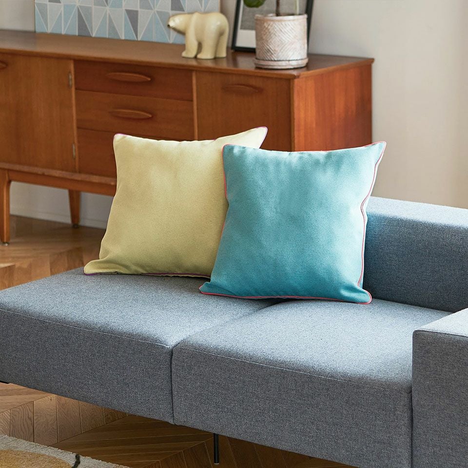 どんなインテリアにも合わせやすいですが特にカラーを楽しむインテリアにおすすめです