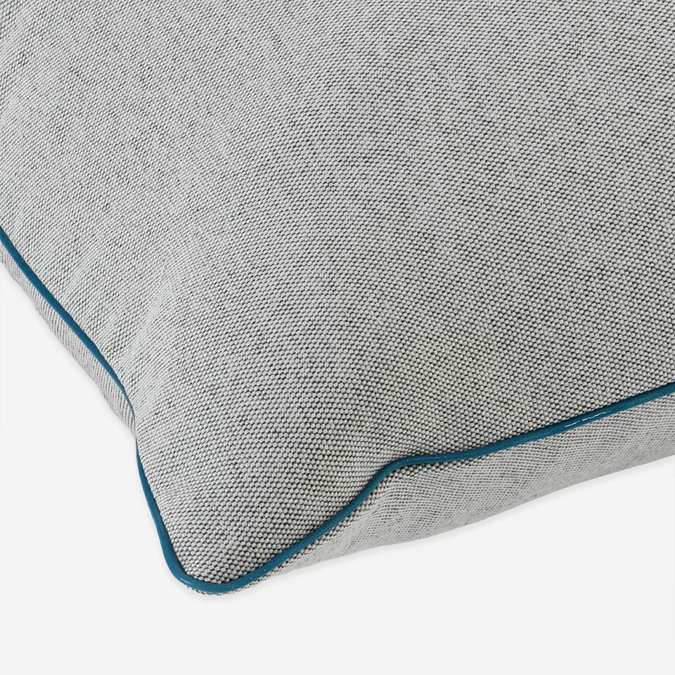 表面と裏面は共生地です／ピーコックブルー色のパイピングをつけています