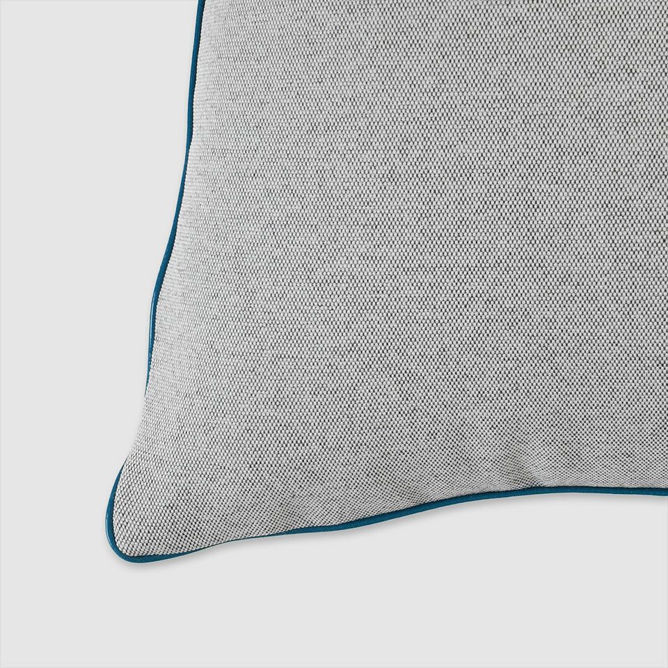 ツルっとした光沢のあるシリコン素材を使ってパイピングでアクセントをつけたデザインです