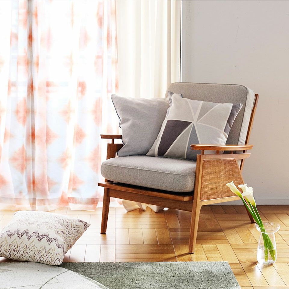 北欧家具のやわらかなデザインや色味に合う様に糸から開発したオリジナルの生地はナチュラルでドライな質感です